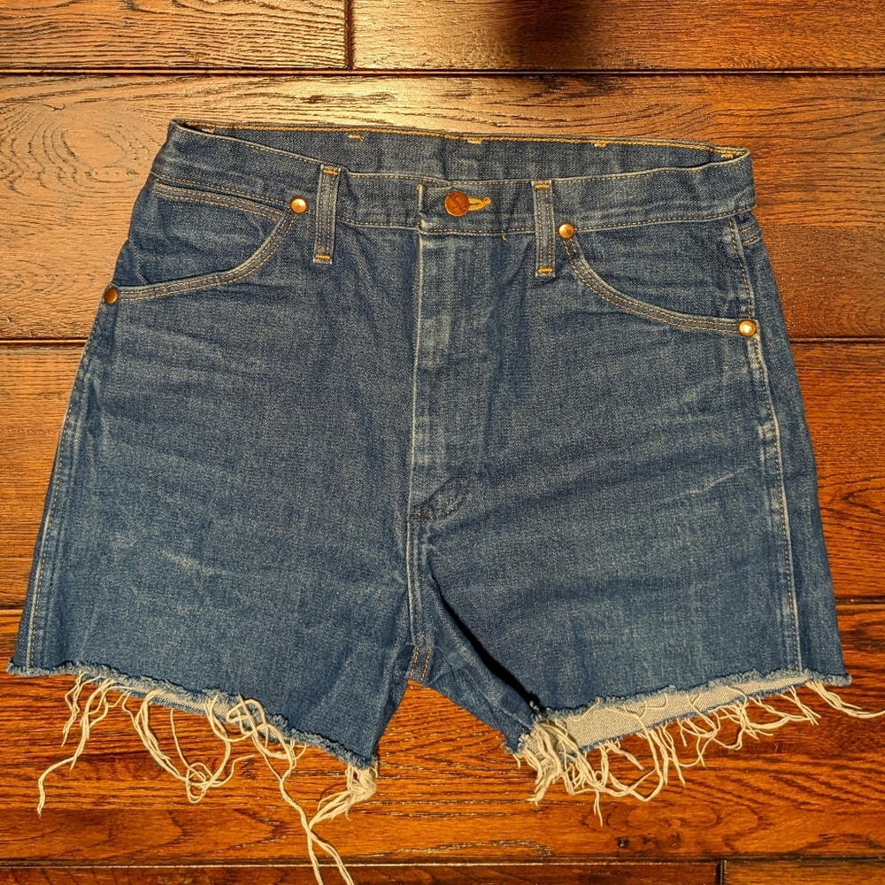 Wrangler Women's Cut-Off Denim Jean Shorts Raw Frayed Hem Sz 12/14 Waist 32